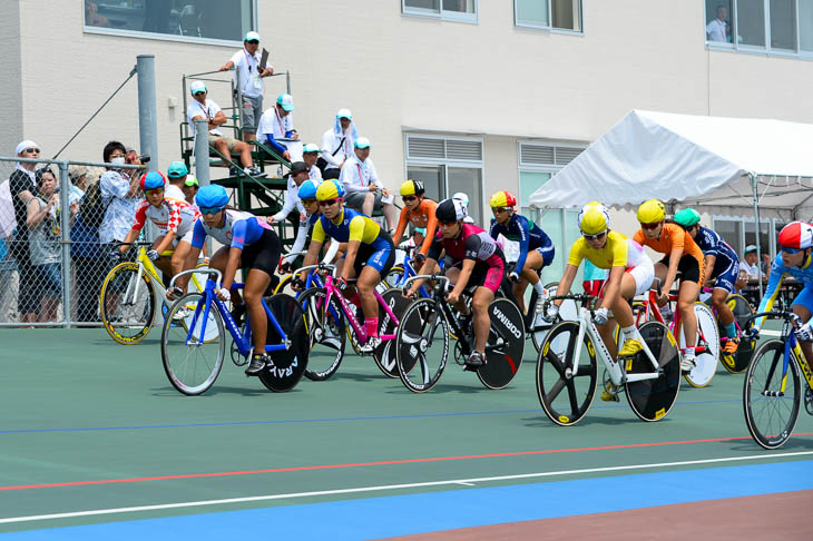 女子スクラッチ決勝 集団のまま2周目に入る