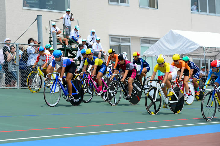 女子スクラッチ決勝　集団のまま2周目に入る