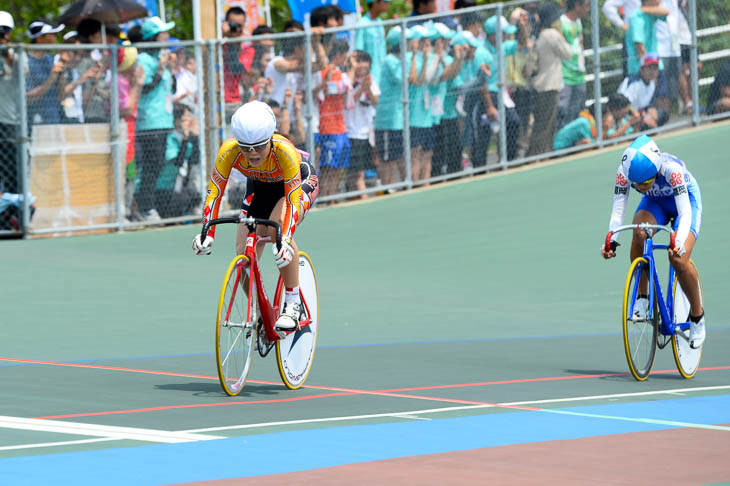 女子スクラッチ　先行する池上あかり（祐誠）を抜いた中村愛花（福井科技）が優勝