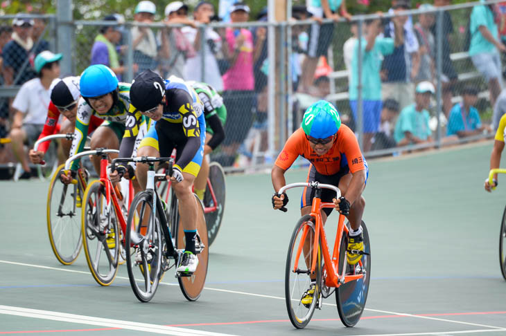 男子ポイントレース　中川涼（浦和工）が1位でゴールして優勝を決める