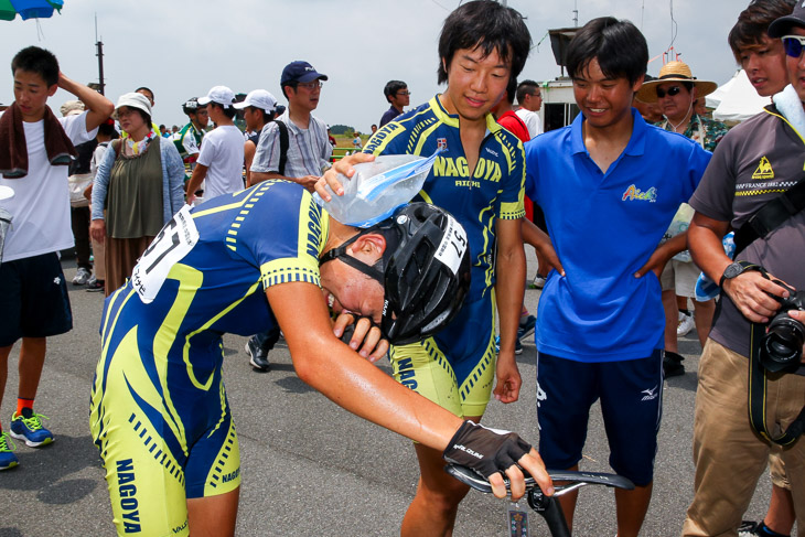 優勝した林祐作（名古屋）がチームメイトに労われる