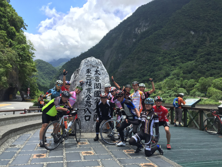 前日の足慣らしサイクリングでツアー参加者と太魯閣渓谷の入口で記念写真。大会コースでここから緩い登りが始まり壮大な渓谷美を楽しめる