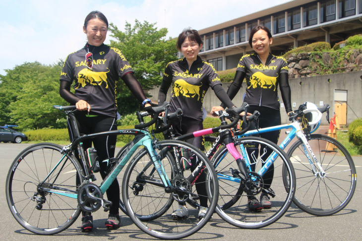 川口夏実さん ビアンキ OLTRE XR.2、坪内由佳さん ピナレロ RAZHA、山口芽美さん フォーカス IZALCO MAX(SAGARY)