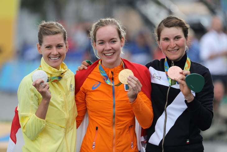 銀メダルのエマ・ヨハンソン（スウェーデン）、金メダルのアンナ・ファンデルブレゲン（オランダ）、銅メダルのエリーザ・ロンゴボルギーニ（イタリア）