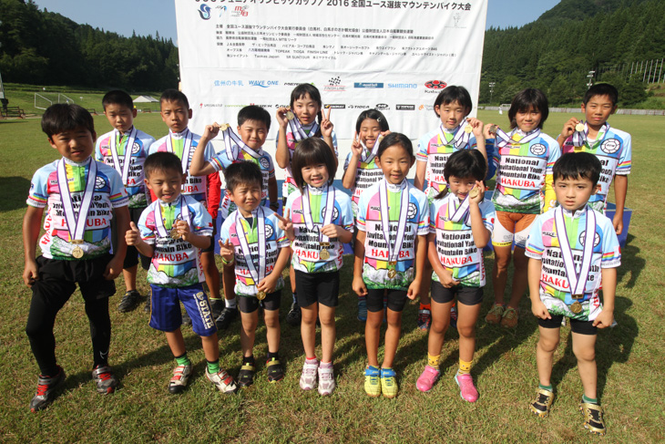 小学生の各クラスの勝者たちがチャンピオンジャージをまとう