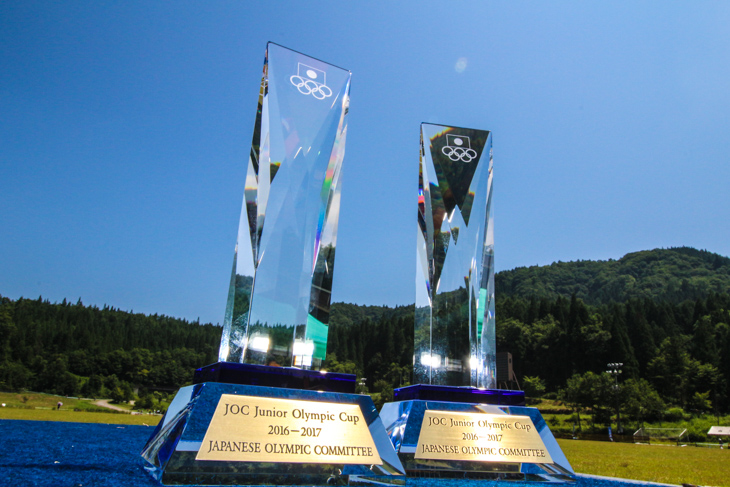 クリスタル製のトロフィー「JOCジュニアオリンピックカップ」が授与される