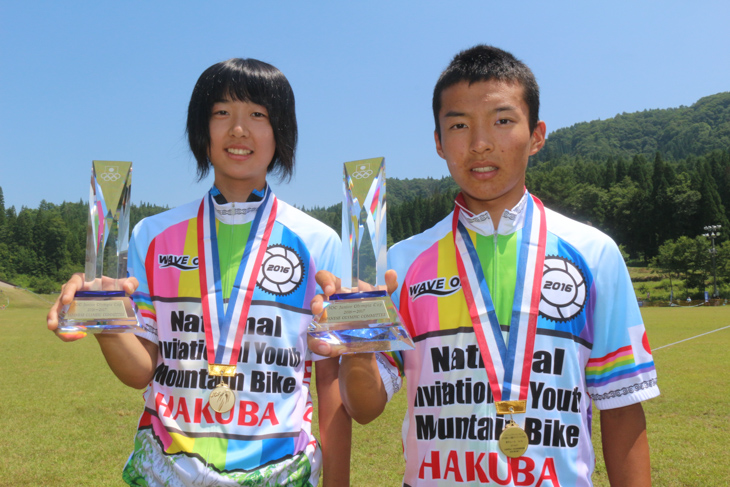 JOCジュニアオリンピックカップを手にした村上功太郎（愛媛県 こけむしろ）と川口 うらら（兵庫県 sonic-racing）