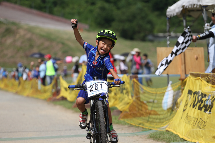 1年生男子で優勝した野嵜 一晴（東京都 調布市立多摩川小学校）