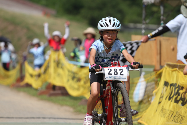 1年生女子で優勝した坂口奈津実(福岡県 北九州市立沼小学校)