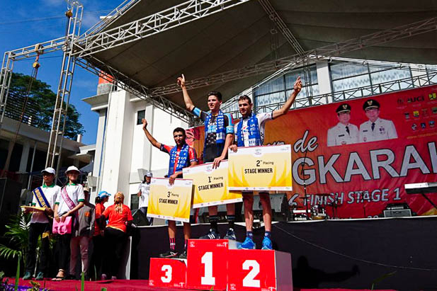 第1ステージ　2位に入って表彰を受けるリカルド・ガルシア（キナンサイクリングチーム）