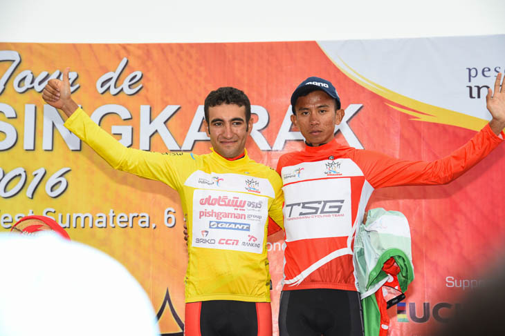 第4ステージ　総合首位のアミール・コラドウズ（ピシュガマンサイクリングチーム）と、総合2位のダディ・スリャディ（トレンガヌサイクリングチーム）