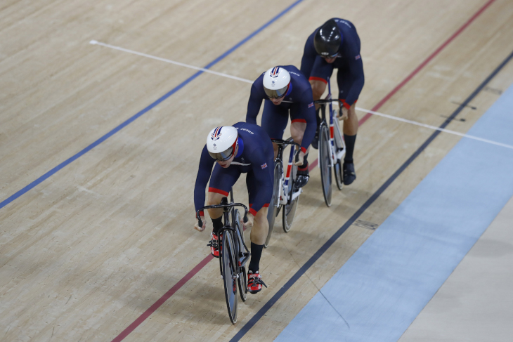 男子チームスプリント決勝 序盤からペースを上げるイギリス