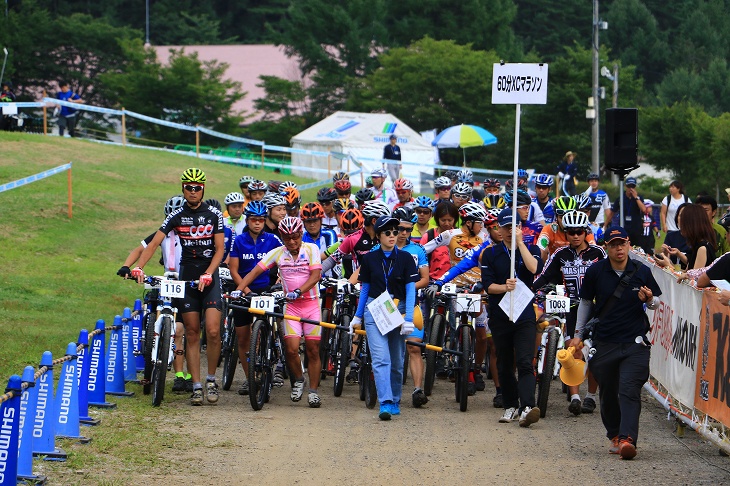 スタートラインへと向かう60分XCマラソン