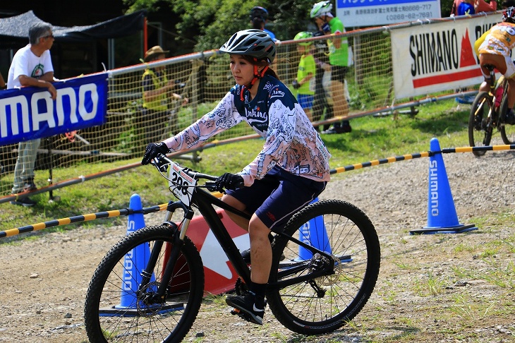 60分XCマラソンを走る女性ライダー