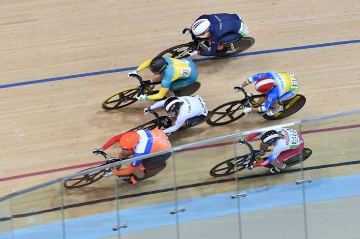 女子ケイリン決勝　エリス・ヒストレー（オランダ）にレベッカ・ジェームズ（イギリス）らが迫る