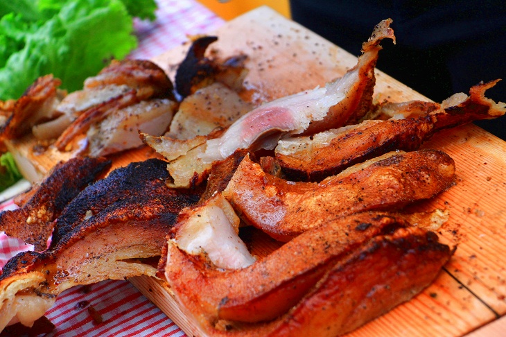 ジューシーな豚の丸焼きがふるまわれる