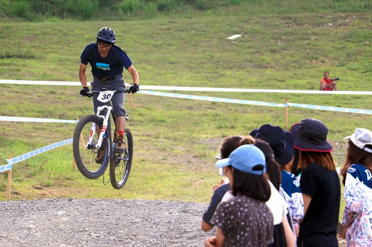 女性陣達が見守る中で、ジャンプをメイクする