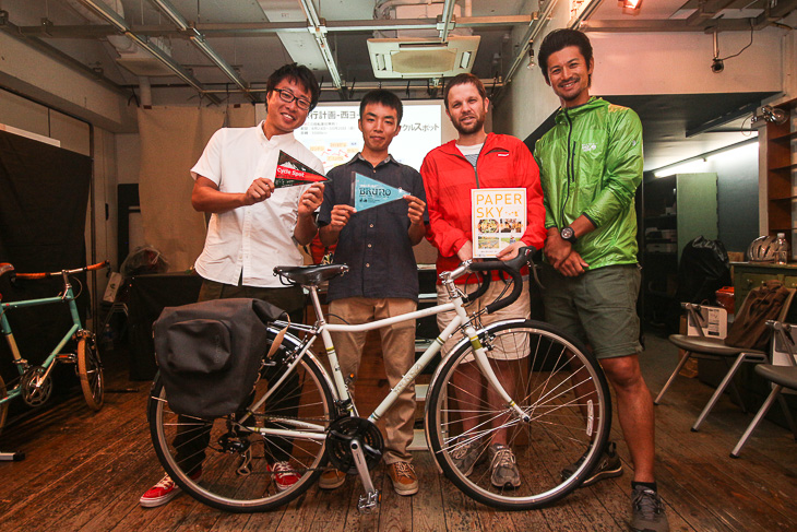 ブルーノがサポートする世界自転車旅行に出発した溝口哲也さん（20歳）を囲んで