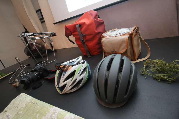 愛用のヘルメットやバッグ類も展示された　サポート品とあわせ選択して使用する