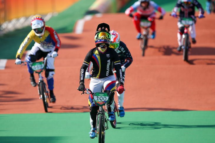 女子BMX　天を仰ぎながらフィニッシュするマリアナ・パホン（コロンビア）