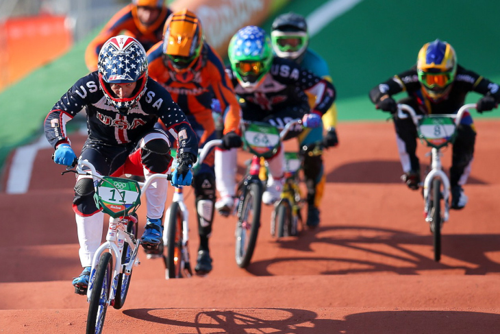 男子BMX 単独先頭でフィニッシュへと向かうコーナー・フィールズ(アメリカ)