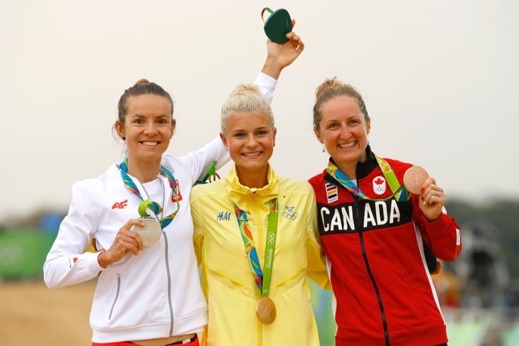 金メダルのジェニー・リスヴェッズ（スウェーデン）をマーヤ・ブロジェゾフスカ（銀メダル、ポーランド）とキャサリン・ペンドレル（銅メダル、カナダ）が囲う