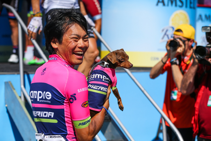 愛犬コリンを連れて登場した新城幸也(ランプレ・メリダ)