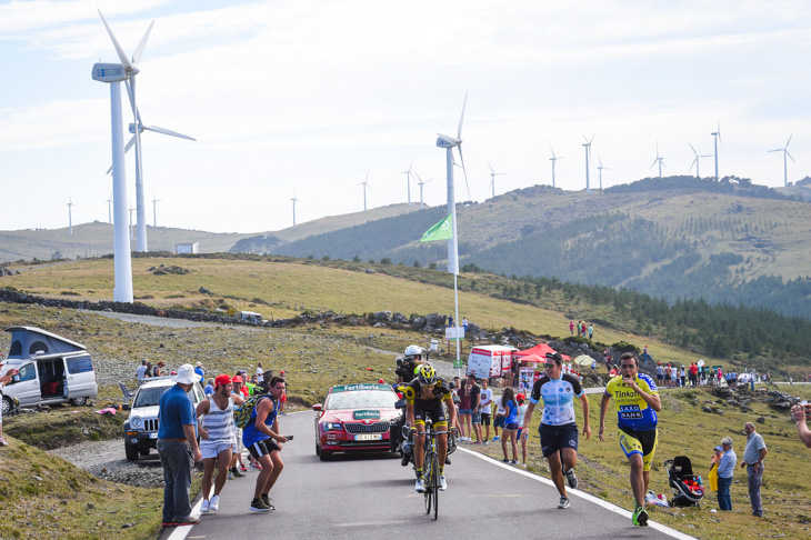 風力発電の風車が連なる2級山岳サンアンドレス・デ・テイシドを先頭で登るリリアン・カルメジャーヌ(フランス、ディレクトエネルジー)