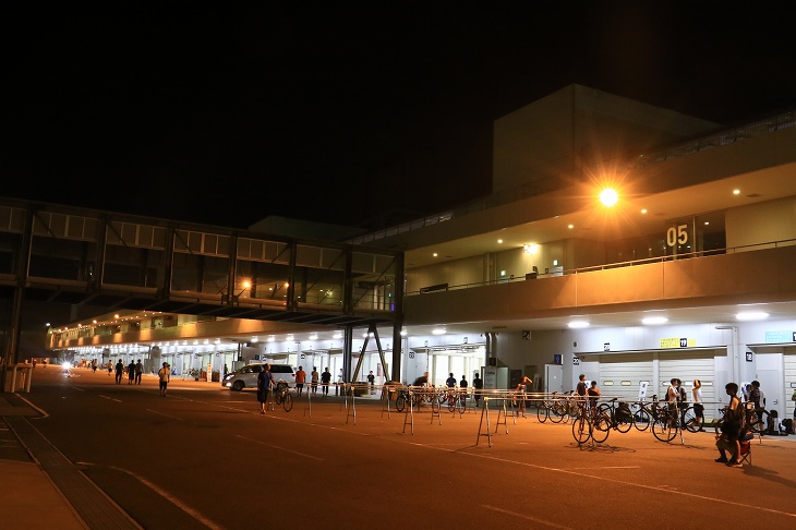 土曜日の早朝4時ごろ、すでに参加者たちがピットを埋めていく 陽は未だ昇らない