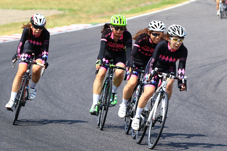 女子TTTという種目が成立する日本でも稀有なレース。　それがシマノ鈴鹿だ