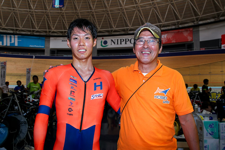 スクラッチ優勝の青野将大(法政大学)。法政大学は中距離2種目を制した