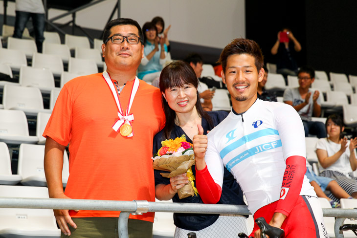 インカレ　ケイリンとスプリント優勝の宮本隼輔（中央大学）は両親に金メダルをプレゼント