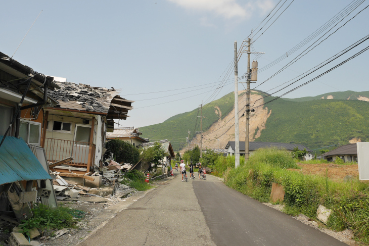 震災の爪あとが残る熊本・阿蘇を走る「La CORSA Kyusyu」