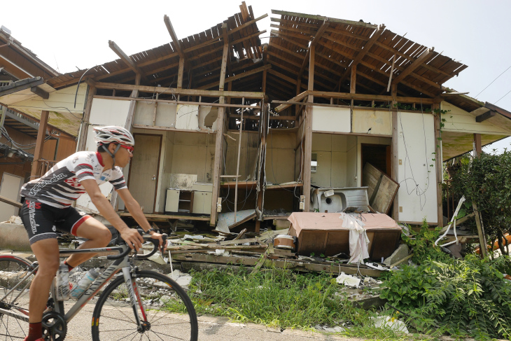 大地震によって倒壊した家屋は、今もなお多く残っている