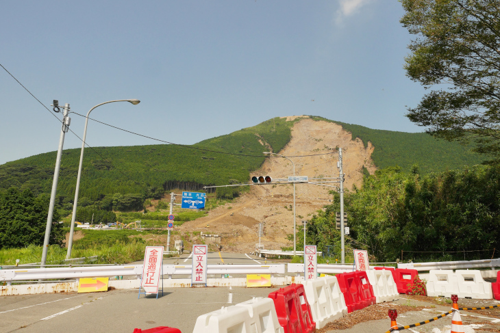 地すべりによって通行不能となった国道57号線