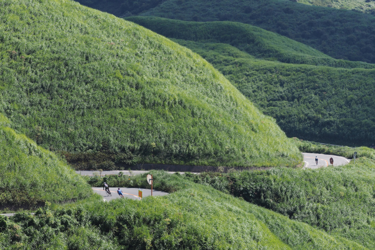 様々な表情を魅せる阿蘇の地形。コース中には軽快なダウンヒルも