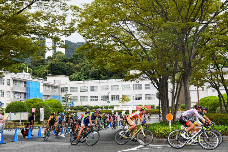 山口市役所前で折り返す集団。市役所敷地内もコースの一部