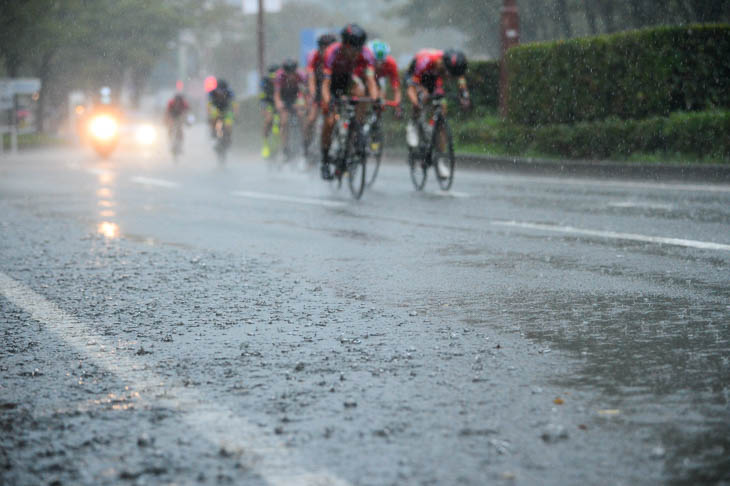 P1　レースの進行と共に強くなった雨が、コースのいたるところに川をつくる