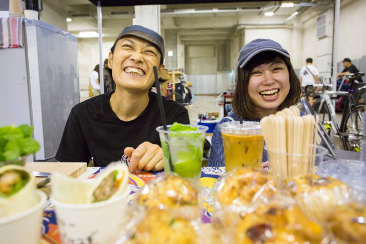 『LUG HATAGAYA』のフード&ドリンクコーナー。え、写真写りが気になるって?いい笑顔です!