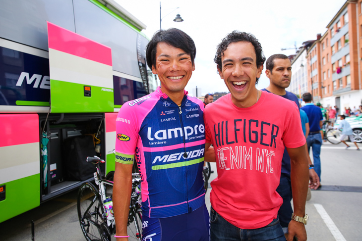 新城幸也(ランプレ・メリダ)を訪れた小林海(Team KUOTA C.PAULINO)