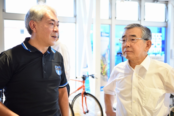 溝口島根県知事とサイクリングの魅力について語り合う中村社長