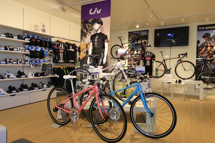 Livのカラフルな自転車が飾ってあり、店内を明るくしています