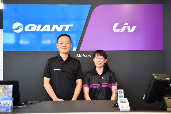 ジャイアントストア松江店店長の来海洋文(きまちひろふみ)さんと奥様のなな恵さん