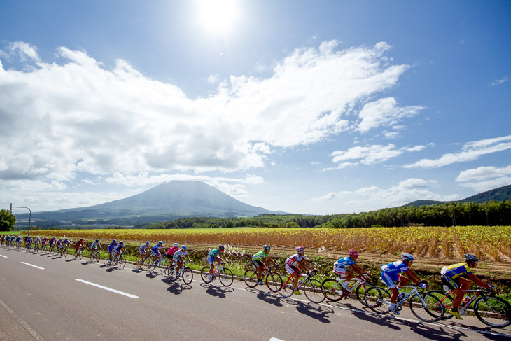 第3、第4ステージ5km地点、羊蹄山を背に上りへ。2010年大会より