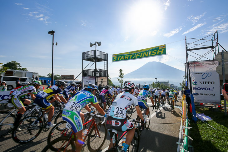 羊蹄山へ向けてスタート 市民ロードレースAコース