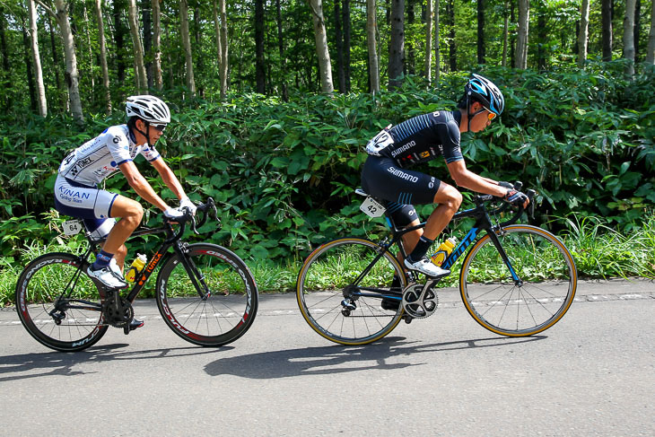 34km地点、先頭の木村圭佑（シマノレーシング）と野中竜馬（キナンサイクリングチーム）