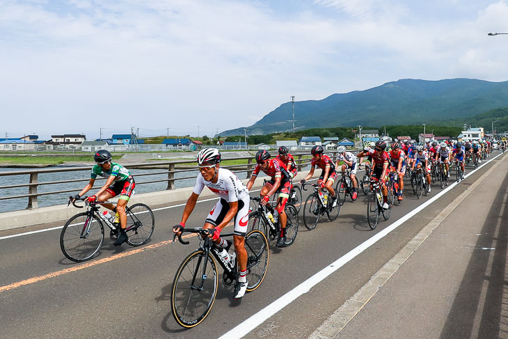 67km地点、メイン集団先頭では増田成幸（宇都宮ブリッツェン）が逃げメンバーの選別をする