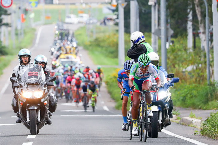 ラスト2km、逃げる佐野淳哉（マトリックスパワータグ）と早川朋宏（愛三工業レーシングチーム）の背後にメイン集団が迫る