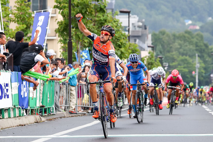 ピエールパオロ・デネグリ(NIPPOヴィーニファンティーニ)がステージ優勝