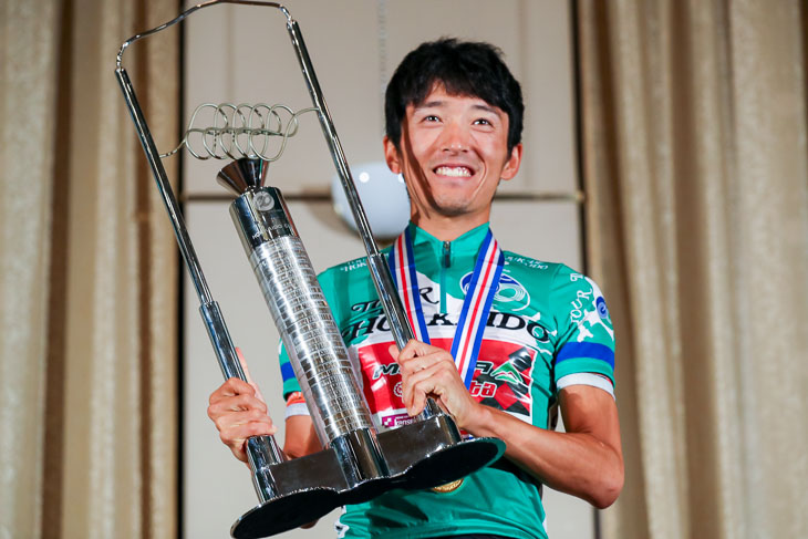 北海道カップを手中に収めた増田成幸（宇都宮ブリッツェン）。チームにとっても大きな勝利だ